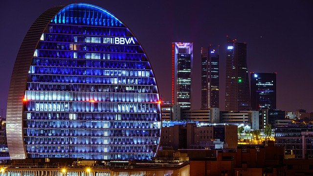 BBVA mejora un 10% su OPA por Sabadell